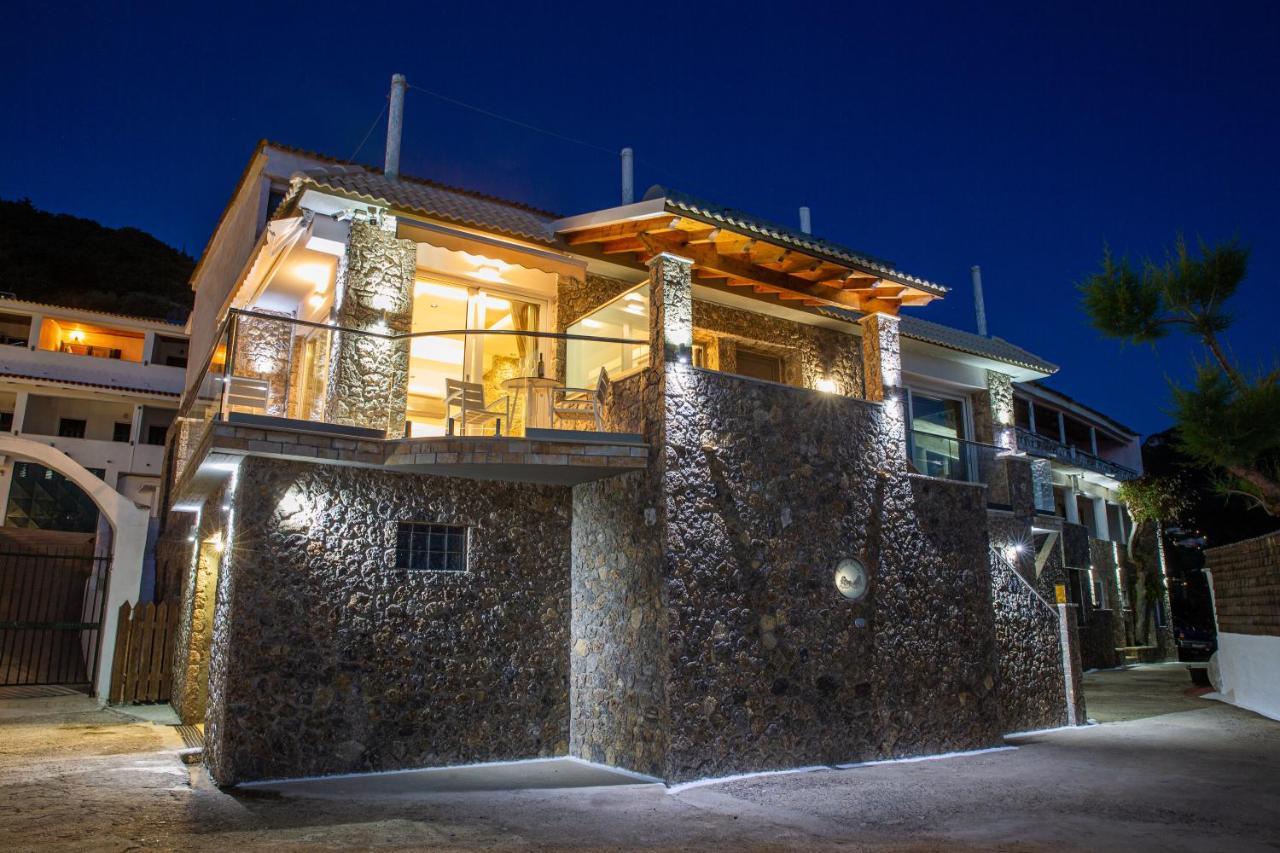 Black Rocks Family, Luxury Seafront Beach Maisonette Ájosz Górdiosz Kültér fotó