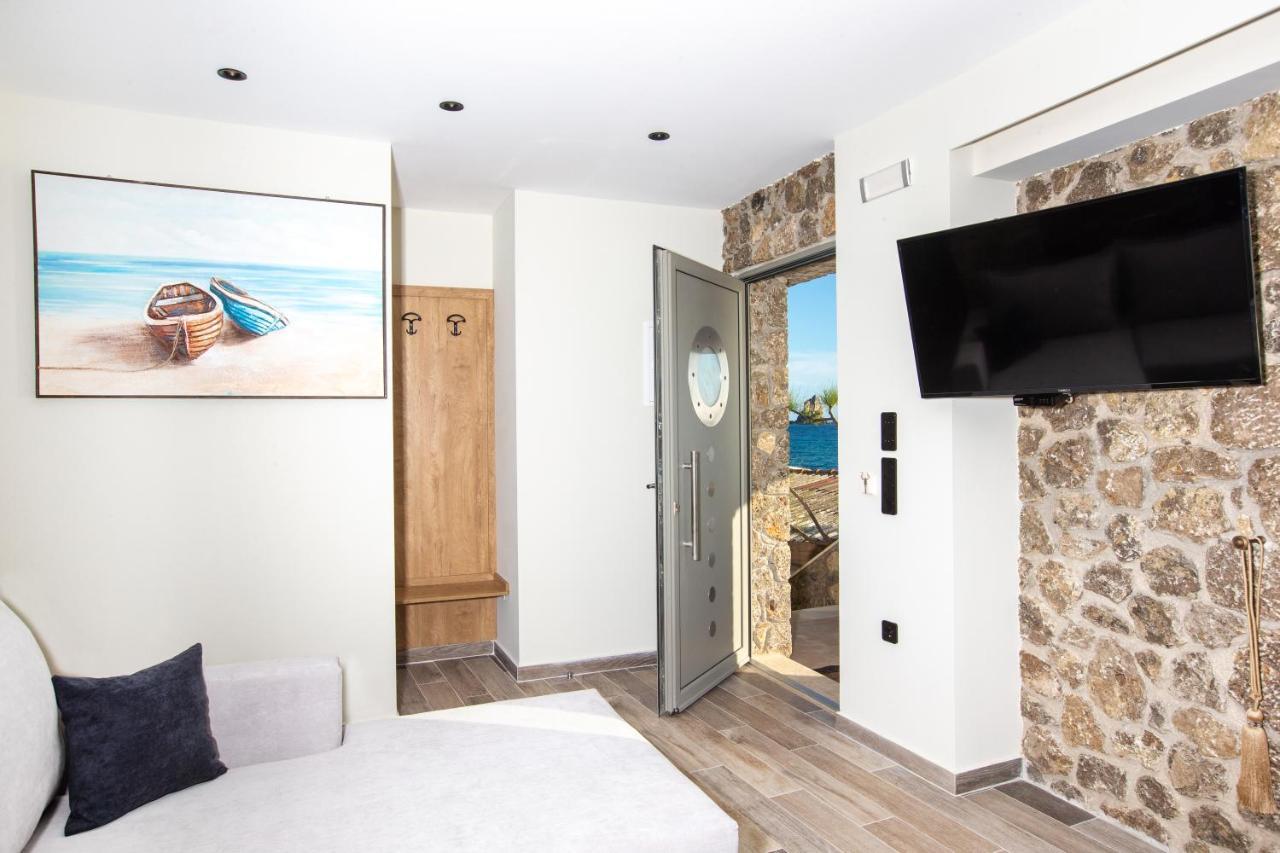 Black Rocks Family, Luxury Seafront Beach Maisonette Ájosz Górdiosz Kültér fotó