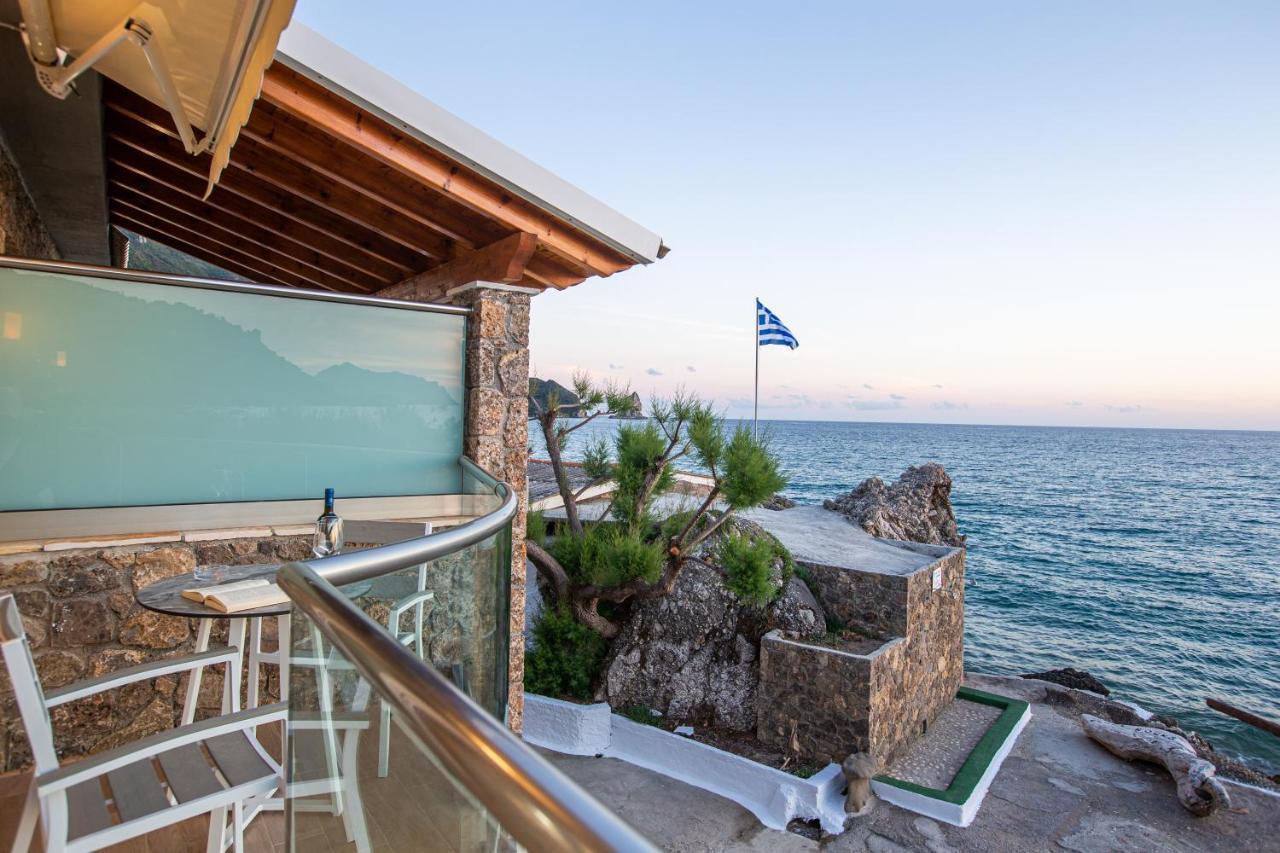 Black Rocks Family, Luxury Seafront Beach Maisonette Ájosz Górdiosz Kültér fotó