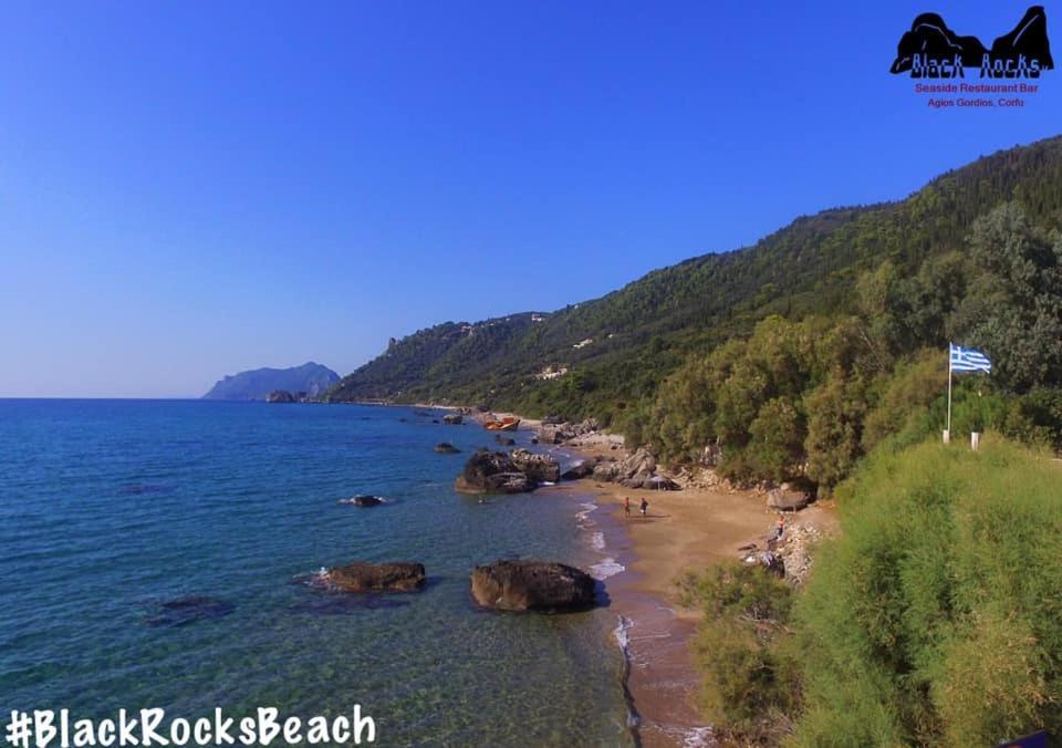 Black Rocks Family, Luxury Seafront Beach Maisonette Ájosz Górdiosz Kültér fotó